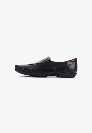 Schwarzer Leder-Schlüpfschuh mit glatter Oberfläche, dekorativen Nähten an den Seiten und einem dezenten Markenetikett auf der Oberseite.