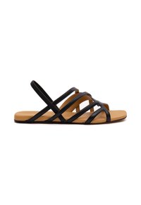 Schwarze Sandalen mit flacher Sohle, ausgestattet mit mehreren dünnen Riemen und einem offenen Zehenbereich. Die Fußbett ist tanfarben.
