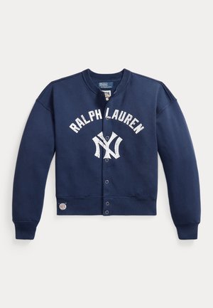 Granatowa bluza zapinana na guziki z białym napisem „RALPH LAUREN” i logo New York Yankees na piersi, z ściągaczami na rękawach i kołnierzu.