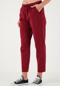LELA REGULAR FIT - Hlače - bordeaux