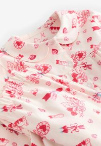 Miękka różowa sukienka dziecięca z czerwonymi wzorami serca, ptaka, psa i kokardy, z okrągłym kołnierzykiem i marszczonymi rękawami.