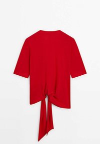 Top corto rosso a maniche corte con scollatura rotonda e un dettaglio annodato sul retro. Tessuto morbido con una superficie liscia e forma rilassata.