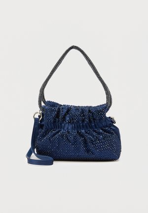 Handtas van marineblauwe stof met geplooide textuur, bedekt met kleine fonkelende kraaltjes, voorzien van een kralenhengsel en verstelbare schouderband.