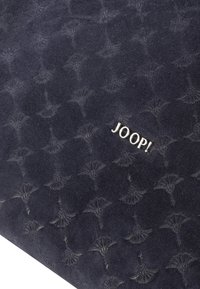 Clutch in camoscio blu navy con motivo impresso a forma di ventaglio. Presenta un logo "JOOP!" in argento come dettaglio decorativo. Tessuto liscio.