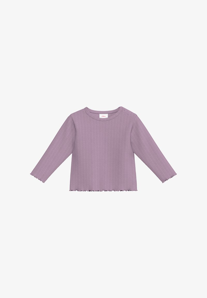 Fioletowa, prążkowana bluzka z długim rękawem o okrągłym dekolcie i falbanowanym dole. Zawiera dwa zatrzaski na lewym ramieniu do zapinania.