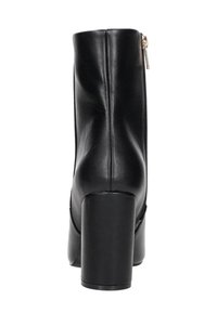 Zwarte leren enkellaars met een ronde neus, hoge blokhak en een zijrits. Glad textuur en minimalistisch ontwerp.