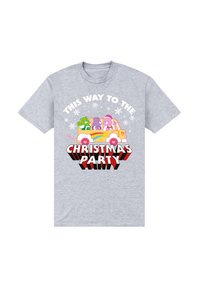Camiseta gris de manga corta con osos de dibujos animados de colores en un coche, con el texto "ESTE CAMINO HACIA LA FIESTA DE NAVIDAD" en rojo y blanco en negrita.