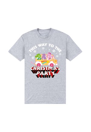 Camiseta gris de manga corta con osos de dibujos animados de colores en un coche, con el texto "ESTE CAMINO HACIA LA FIESTA DE NAVIDAD" en rojo y blanco en negrita.