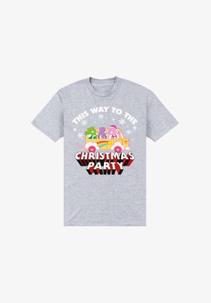 Maglietta grigia a maniche corte con orsi da cartone animato colorati in una macchina, con il testo "IN QUESTA DIREZIONE PER LA FESTA DI NATALE" in rosso e bianco in grassetto.