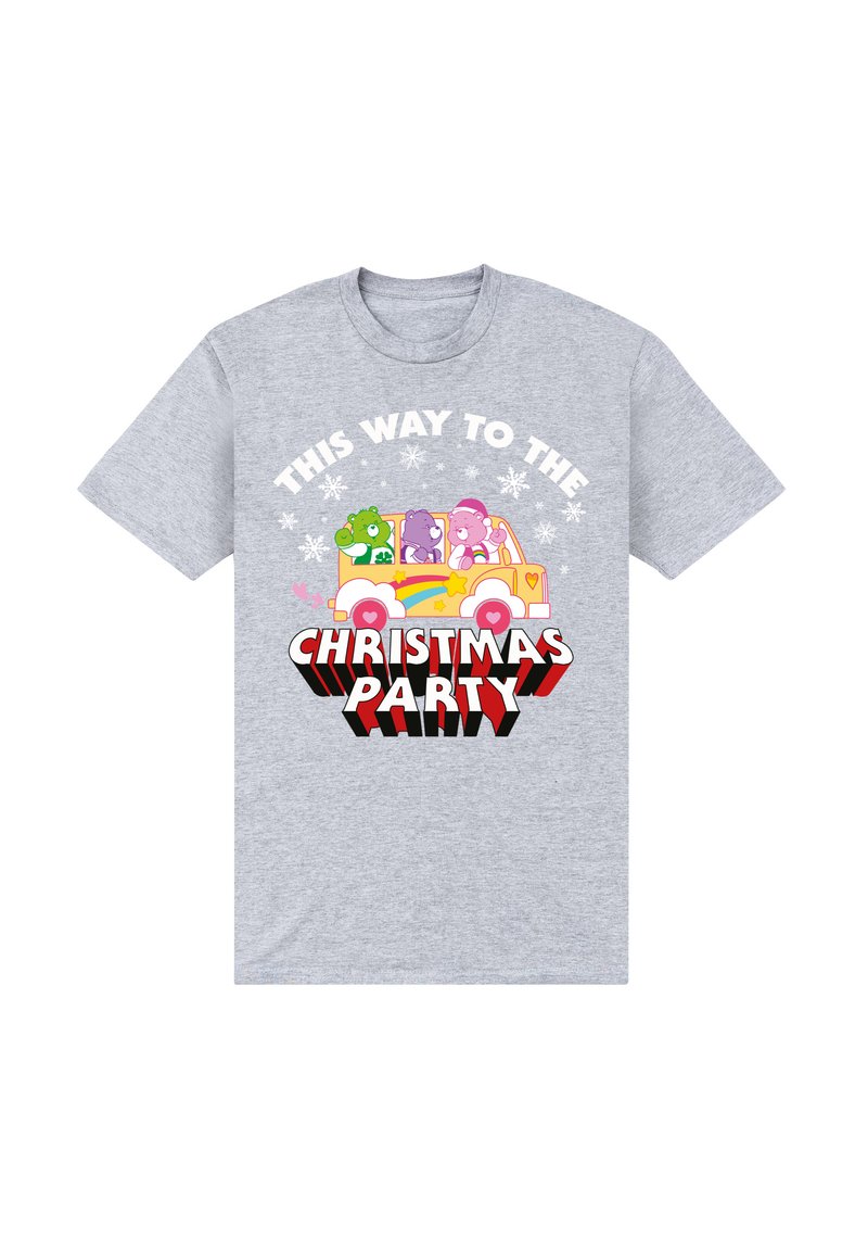 Camiseta gris de manga corta con osos de dibujos animados de colores en un coche, con el texto "ESTE CAMINO HACIA LA FIESTA DE NAVIDAD" en rojo y blanco en negrita.