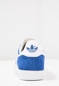 adidas Originals GAZELLE UNISEX - Sneakers - collegiate royal/white/gold metallic