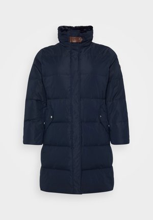 Manteau rembourré bleu marine avec un col montant, fermeture éclair avant et poches latérales. Présente une doublure en fausse fourrure et un accent en cuir au niveau du cou.