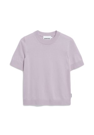 Korte mouwen lavendelkleurige gebreide top met ronde hals en ribgebreide boorden, gelabeld "ARMEDANGELS" op het halslabel.