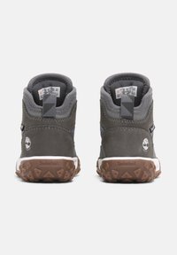 Tmavě šedé kožené boty s texturovaným svrškem, polstrovaným límcem a gumovou podrážkou se trojúhelníkovým vzorem, označené značkou Timberland.