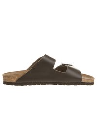 Sandal in cuoio con suola in sughero, due cinturini regolabili e suola in gomma, caratterizzata da una finitura opaca e logo del marchio in rilievo.