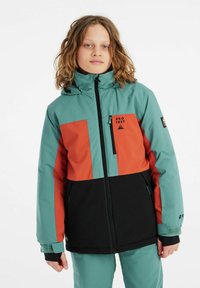Giacca invernale con un design a blocchi di colore in turchese, arancio e nero. Include una chiusura con zip e un cappuccio regolabile.
