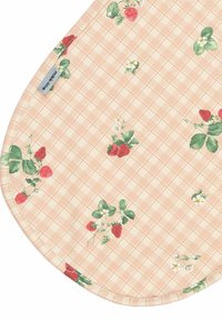 Nappe couleur pêche à motif à carreaux, ornée de fraises rouges et de fleurs blanches, avec des coins arrondis et des bords cousus.