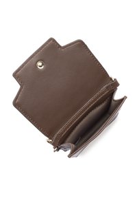 Portafoglio in pelle marrone con chiusura a scatto. Presenta una tasca interna con zip e scomparti per carte. Finitura liscia e testurizzata.