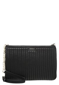 Černá kabelka DKNY přes rameno s vertikální prošívanou texturou, stříbrným kováním, odnímatelným řetízkovým popruhem a zapínáním na zip.