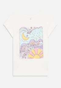 Άσπρο κοντομάνικο μπλουζάκι με πολύχρωμο γραφικό που απεικονίζει ένα ημισέληνο, πλανήτες, αστέρια και αφηρημένες ακτίνες ήλιου σε παστέλ αποχρώσεις.