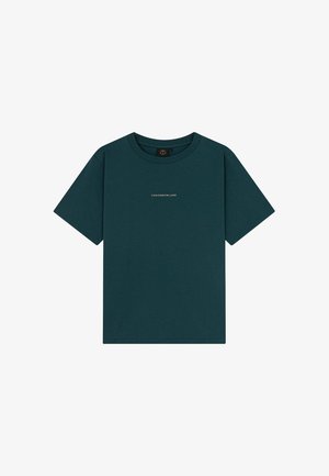 Teal katoenen t-shirt met een ronde hals, korte mouwen en een klein "TOMORROWLAND" logo in het wit gedrukt op de voorkant.