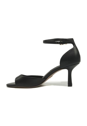 Sandale noire en cuir à bout ouvert avec bride à la cheville et talon stiletto de hauteur moyenne, vue de côté sur fond blanc.