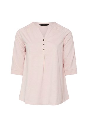 Lyserød kvindebluse med 3/4 ærmer, en V-udskæring med tre små knapper, og lette samlinger på skuldrene.
