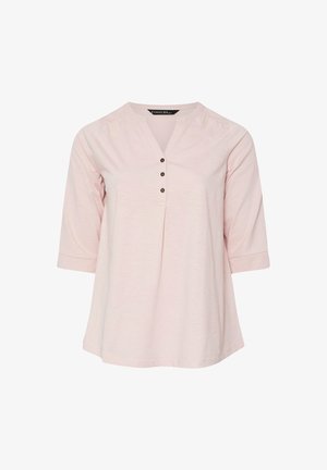 Lichtroze vrouwenblouse met 3/4 mouwen, een V-hals met drie kleine knopen en lichte plooien op de schouders.