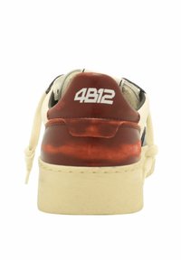 Baskets rouges et crème au design simple, avec un arrière texturé et des lacets, et le numéro "4B12" imprimé sur le talon.