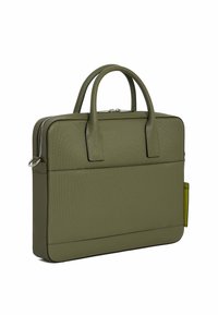 Bolsa para portátil de color verde oliva hecha de material texturizado; cuenta con dos asas, cierre con cremallera y un bolsillo externo con un acento verde brillante.