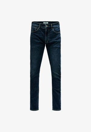 Jean slim en denim bleu foncé avec poches avant, passants de ceinture et fermeture à bouton sur fond blanc.