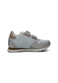 Sneaker con mesh blu e dettagli in glitter argento, dotato di doppie fasce in Velcro e un accento testurizzato marrone nel tallone. Suola in gomma.