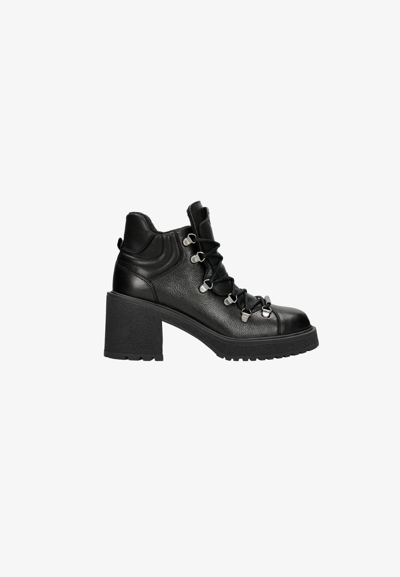 Bottine en cuir noir avec un épais talon bloc de 7 cm, fermeture à lacets avec crochets métalliques, col rembourré et semelle extérieure texturée pour une meilleure adhérence.