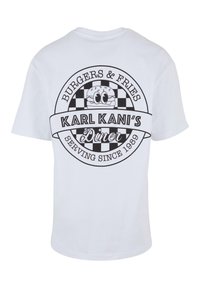 Biela tričko s čiernym grafickým potlačou loga reštaurácie, ktorý zobrazuje karikatúru hamburgera, text "BURGERS & FRIES" a "KARL KANI'S".