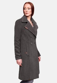 Manteau en laine gris avec un design croisé, grands revers, fermetures à boutons, poches latérales et une coupe droite jusqu'au genou.