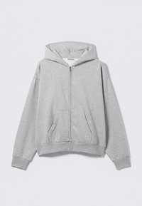 Sweat à capuche gris avec fermeture éclair, fabriqué en tissu doux, doté d'une capuche, de poches avant et de poignets côtelés. Design simple sans motifs ni ornements.