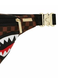 Borsa a cintura a quadri marroni e neri con zip e fibbia dorate, caratterizzata da un design di denti di squalo rosso e bianco sulla parte anteriore.