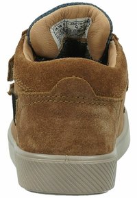 Brązowe zamszowe sneakersy z wyściółką przy kołnierzu, beżową gumową podeszwą i czarnym akcentem materiałowym po boku. Widok z tyłu pokazuje staranne detale szwów.