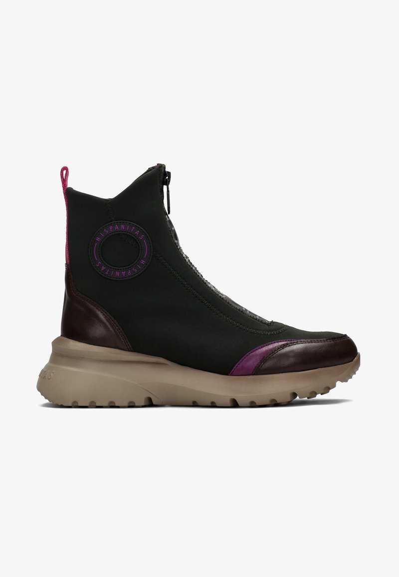 Stivaletto in tessuto verde scuro con accenti in pelle marrone, dettagli viola e suola spessa beige. Presenta una cerniera laterale e un logo.