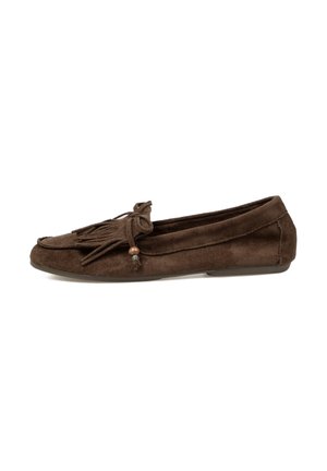 Mocasín de ante marrón con borlas y cuentas decorativas en la parte delantera, suela plana y puntera redondeada, mostrado de lado sobre un fondo blanco.