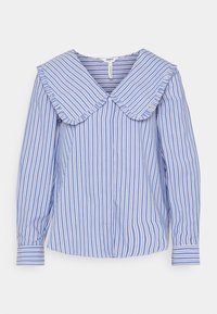 Randig blus med en stor, volangkrage, rund halsringning, långa ärmar och knäppte manschetter; har blå och vita vertikala ränder.