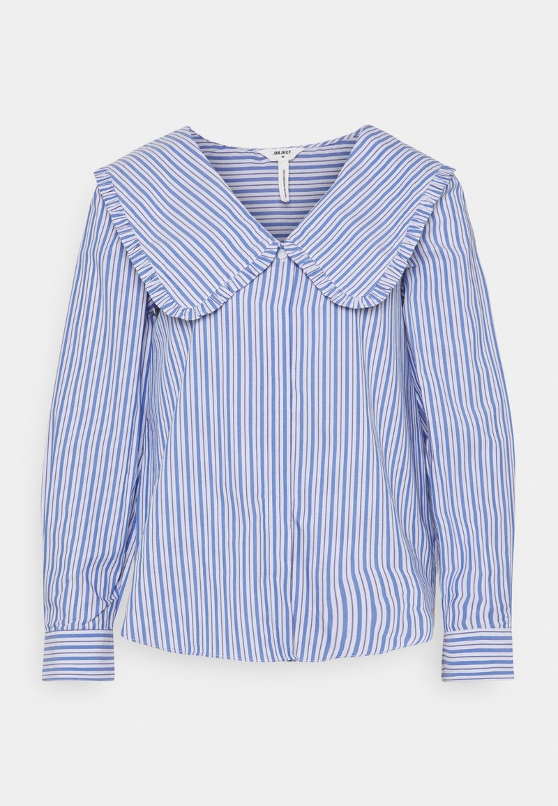 Randig blus med en stor, volangkrage, rund halsringning, långa ärmar och knäppte manschetter; har blå och vita vertikala ränder.