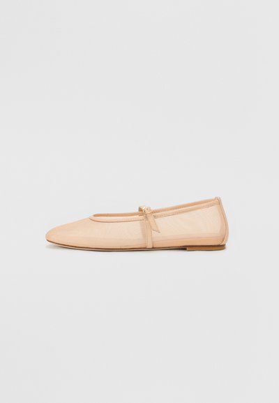 Beige ballerina flade lavet af glat materiale med rund tå og lille sløjfe detalje foran; tynd, flad sål; minimalistisk design.