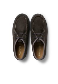 Hnědé semišové boty s kulatou špičkou, kontrastním béžovým prošíváním, šněrovacím designem a hladkým koženým interiérem. Plná gumová podrážka.