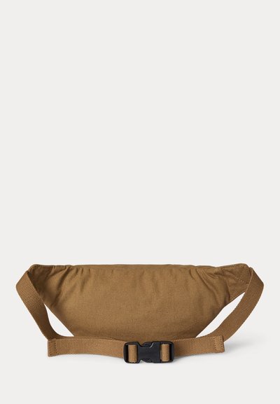 Bruine stoffen heuptas met zwarte kunststof gesp en verstelbare riem op een witte achtergrond.