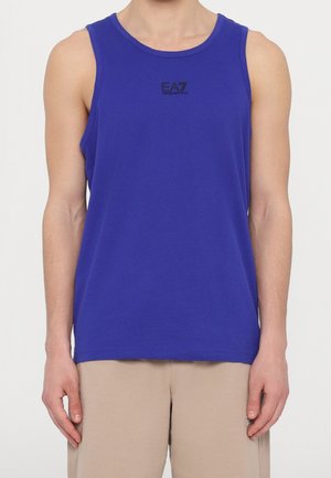 Débardeur sans manches bleu en coton, avec un col rond et un petit logo noir sur la poitrine. Design simple et texture légère.