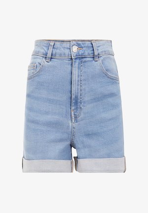 Shorts en denim bleu clair avec taille haute, ourlets retroussés, poches avant et accents cousus. Comprend une fermeture à bouton et une fermeture éclair à l'avant.