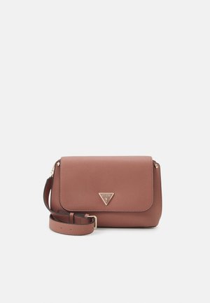Brun læder crossbody taske med flaplukning, guldfarvet logo trekant accent, justerbar rem og struktureret overflade.