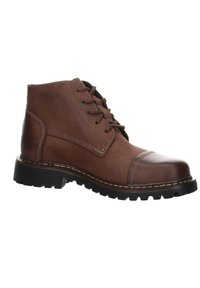 Botas de cuero marrón hasta el tobillo con punta redonda, parte superior texturizada y costuras contrastantes. Presentan una suela de goma gruesa con un patrón de tracción.