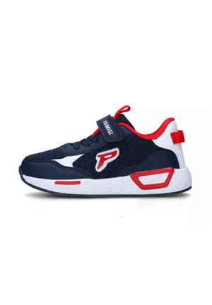 Sneaker blu navy con accenti rossi, suola bianca, parte superiore in rete, colletto imbottito e cinturino in Velcro. Presenta un dettaglio del logo sul lato.